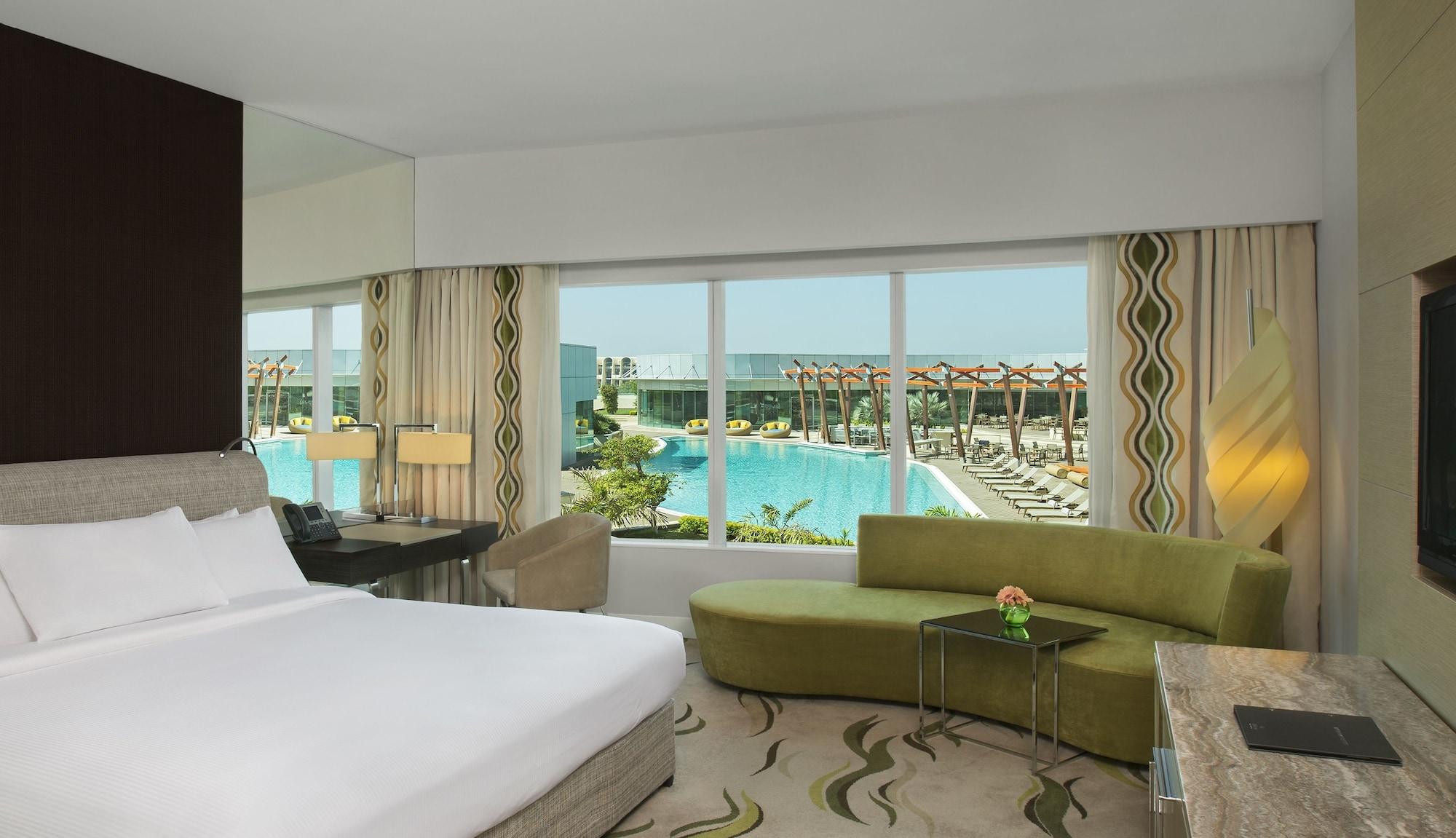 فندق ميلينيوم الروضة أبو ظبي المظهر الخارجي الصورة A view of the pool from a room at Jumeirah Jumeirah